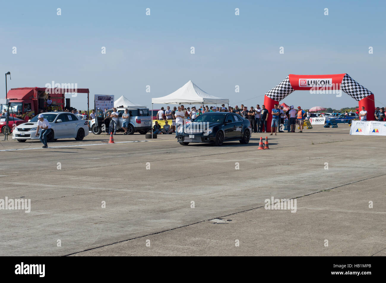 La voiture de course commence à un arc sur l'Resinge Drags Banque D'Images