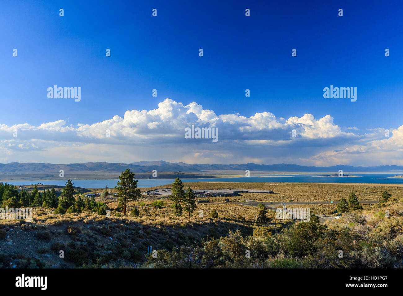 Le lac Mono est un grand lac peu profond, soude saline en Mono County, Californie, formé il y a au moins 760 000 ans comme terminal lake dans un bassin endoréique. Banque D'Images