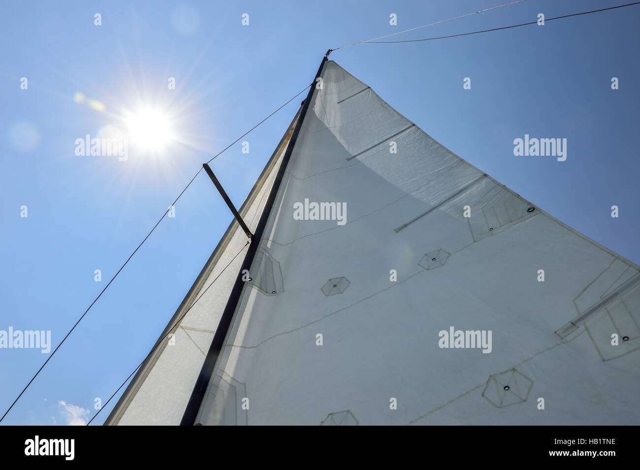 La voile au vent et au soleil Banque D'Images
