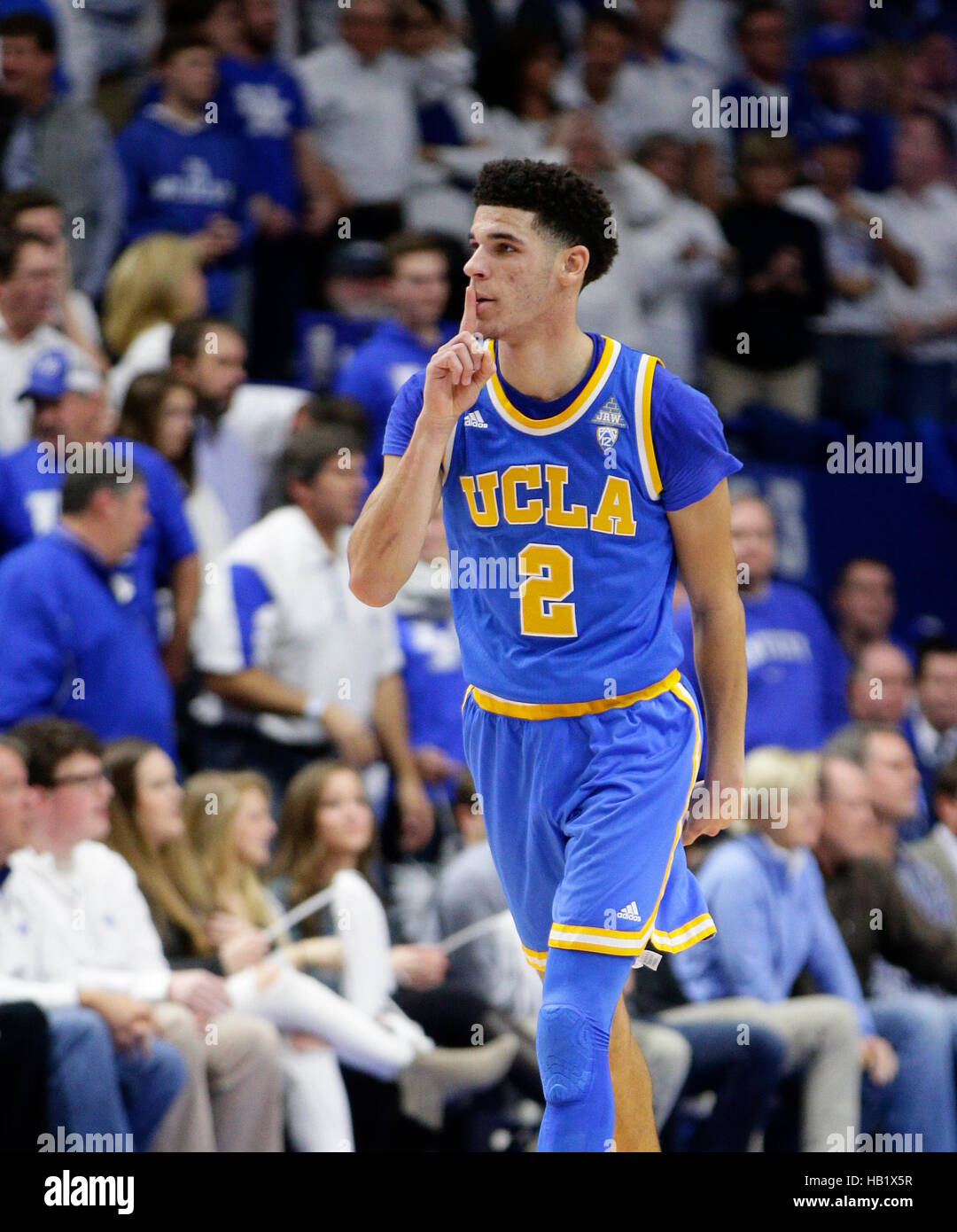 Lexington, Kentucky, USA. Feb 23, 2016. UCLA Bruins Lonzo garde bille (2) la foule avec un quited trois pointeur pour certains de ses 14 points dans le Kentucky joué UCLA, le samedi 3 décembre 2016 à Lexington, KY. © Lexington Herald-Leader/ZUMA/Alamy Fil Live News Banque D'Images