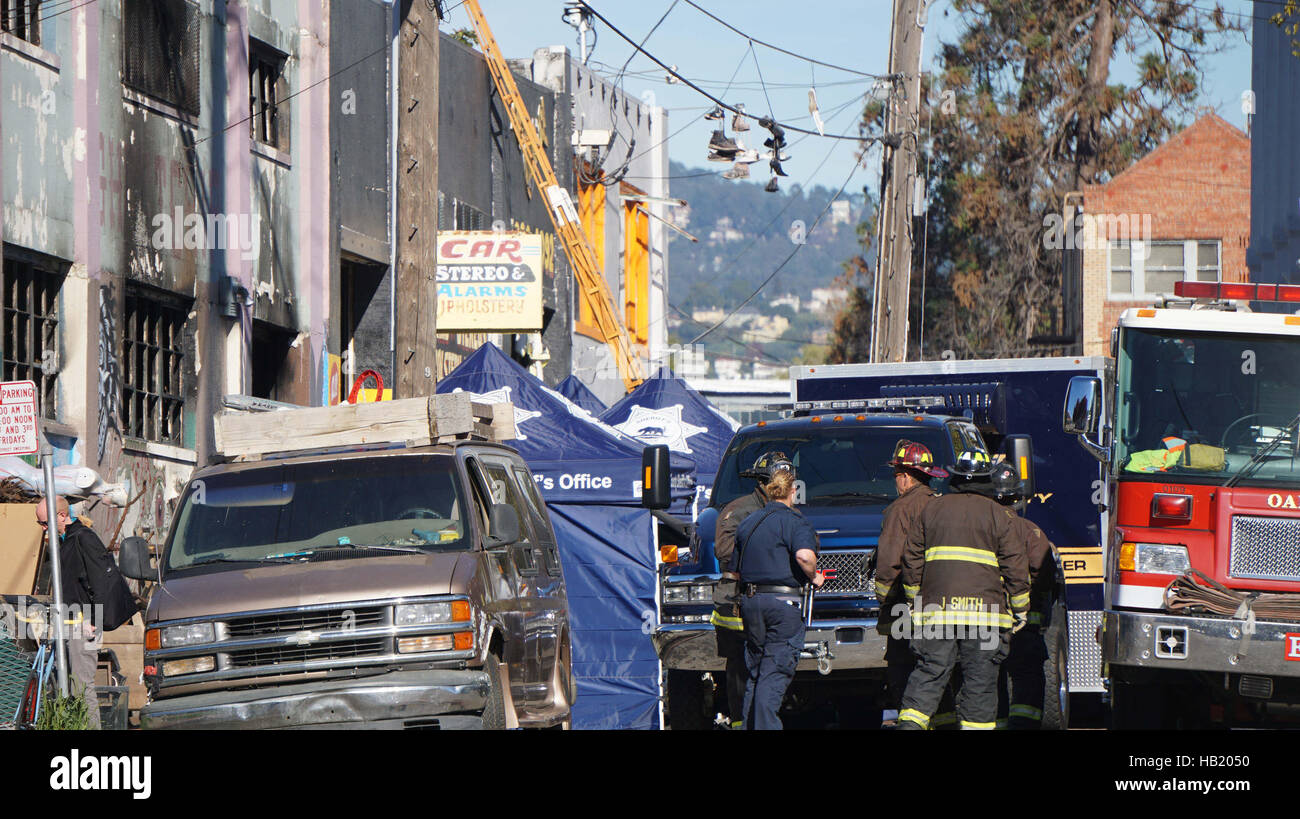 Oakland, États-Unis. 19Th Mar, 2016. Les pompiers travaillent à l'extérieur de l'entrepôt affecté à Oakland, l'est de San Francisco, États-Unis, le 3 décembre 2016. Le maire d'Oakland Libby Schaaf promis samedi une enquête complète dans un feu durant la nuit qui a tué au moins 9 personnes tandis qu'un autre 25 étaient encore portées disparues dans la région de Oakland. Credit : Xu Yong/Xinhua/Alamy Live News Banque D'Images