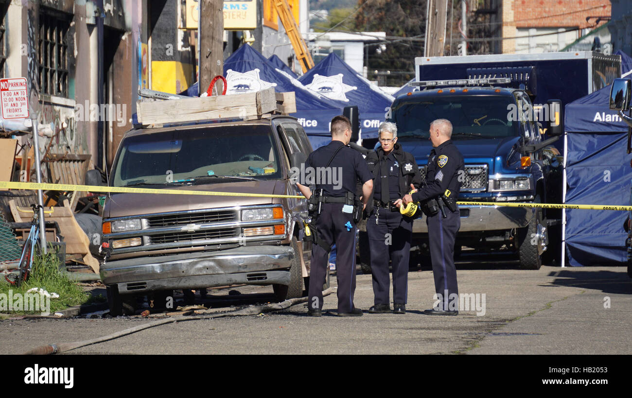 Oakland, États-Unis. 19Th Mar, 2016. Les policiers sont en service à l'extérieur de l'entrepôt affecté à Oakland, l'est de San Francisco, États-Unis, le 3 décembre 2016. Le maire d'Oakland Libby Schaaf promis samedi une enquête complète dans un feu durant la nuit qui a tué au moins 9 personnes tandis qu'un autre 25 étaient encore portées disparues dans la région de Oakland. Credit : Xu Yong/Xinhua/Alamy Live News Banque D'Images