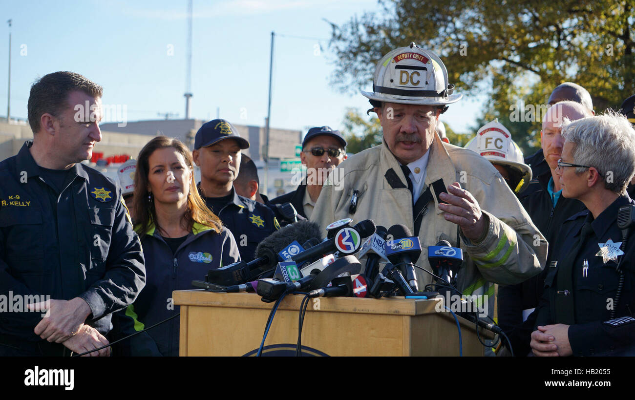 Oakland, États-Unis. 19Th Mar, 2016. Sous-chef de service d'incendie d'Oakland Mark Hoffmann contient des mises à jour sur l'incendie de l'entrepôt lors d'une conférence de presse à Oakland, l'est de San Francisco, États-Unis, le 3 décembre 2016. Le maire d'Oakland Libby Schaaf promis samedi une enquête complète dans un feu durant la nuit qui a tué au moins 9 personnes tandis qu'un autre 25 étaient encore portées disparues dans la région de Oakland. Credit : Xu Yong/Xinhua/Alamy Live News Banque D'Images