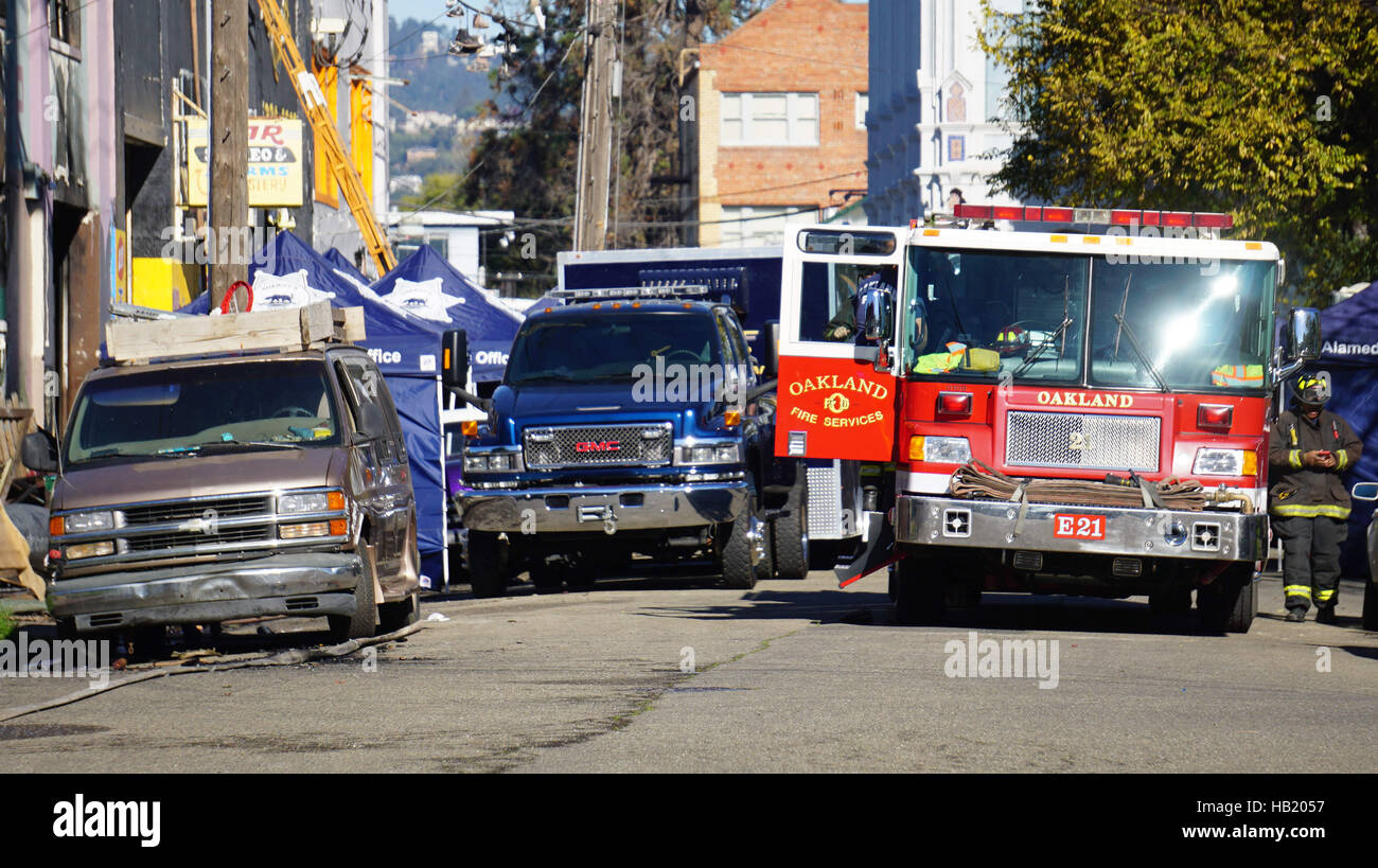 Oakland, États-Unis. 19Th Mar, 2016. Un camion de pompiers est perçu à l'extérieur de l'entrepôt affecté à Oakland, l'est de San Francisco, États-Unis, le 3 décembre 2016. Le maire d'Oakland Libby Schaaf promis samedi une enquête complète dans un feu durant la nuit qui a tué au moins 9 personnes tandis qu'un autre 25 étaient encore portées disparues dans la région de Oakland. Credit : Xu Yong/Xinhua/Alamy Live News Banque D'Images