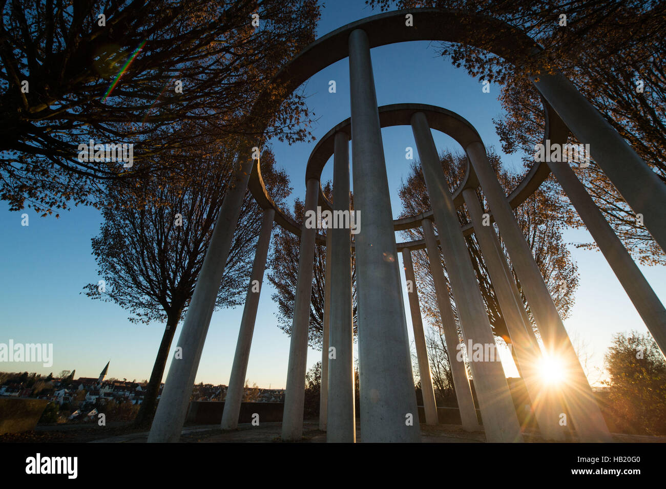 Hohenheim, Allemagne. 06Th Dec, 2016. Le soleil se couche derrière un monepteron dans le jardin du château de Hohenheim, Allemagne, 03 décembre 2016. © dpa/Alamy Live News Banque D'Images