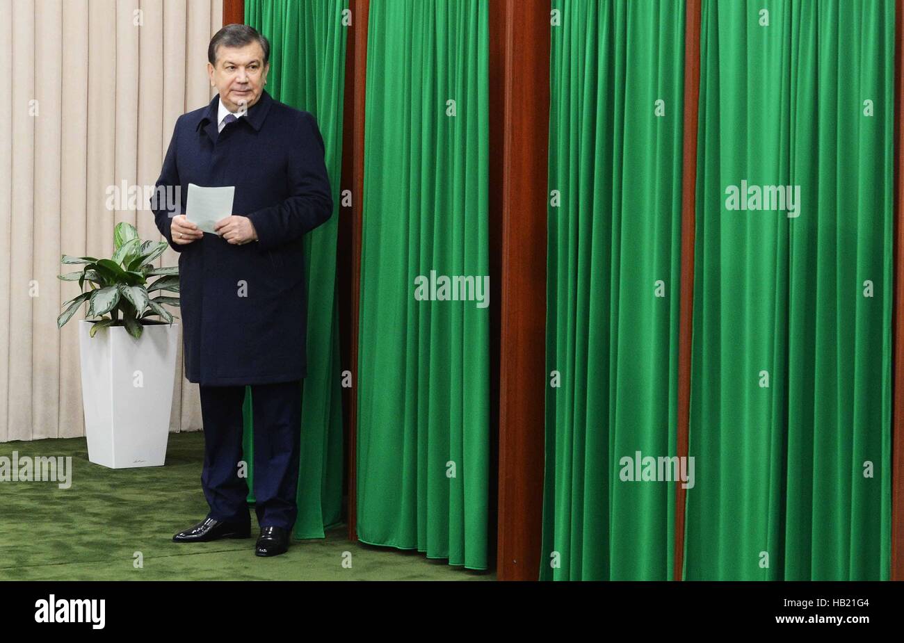 Tachkent, Ouzbékistan. 9Th Jul 2016. Le Président par intérim ouzbek Shavkat Mirziyoyev votes dans un bureau de vote à Tachkent, Ouzbékistan, le 4 décembre 2016. L'Ouzbékistan a tenu des élections présidentielles de dimanche. Credit : Sadate/Xinhua/Alamy Live News Banque D'Images