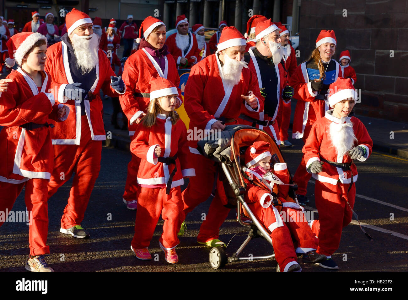 Chester, Royaume-Uni. 4e décembre 2016. L'organisme de bienfaisance annuel santa dash à travers les rues du centre-ville. Crédit : Andrew Paterson/ Alamy Live News Banque D'Images