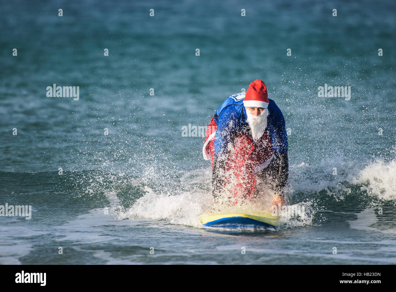 Newquay, Royaume-Uni. 08Th Dec 2016. La plage de Fistral, Newquay, Cornwall. 4 Décembre, 2016. Tom Butler remporte la compétition sur un Santa Surf très frileux dans la plage de Fistral Newquay, Cornwall. UK.Crédit Photographe : Gordon 1928/Alamy Live News Banque D'Images