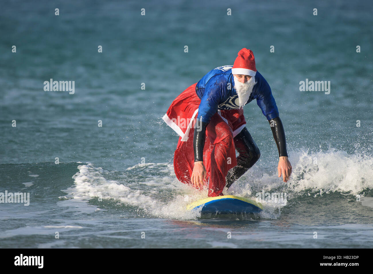 Newquay, Royaume-Uni. 08Th Dec 2016. La plage de Fistral, Newquay, Cornwall. 4 Décembre, 2016. Un gaines Tom Butler remporte la compétition sur un Santa Surf très frileux dans la plage de Fistral Newquay, Cornwall. UK. Crédit Photographe : Gordon 1928/Alamy Live News Banque D'Images
