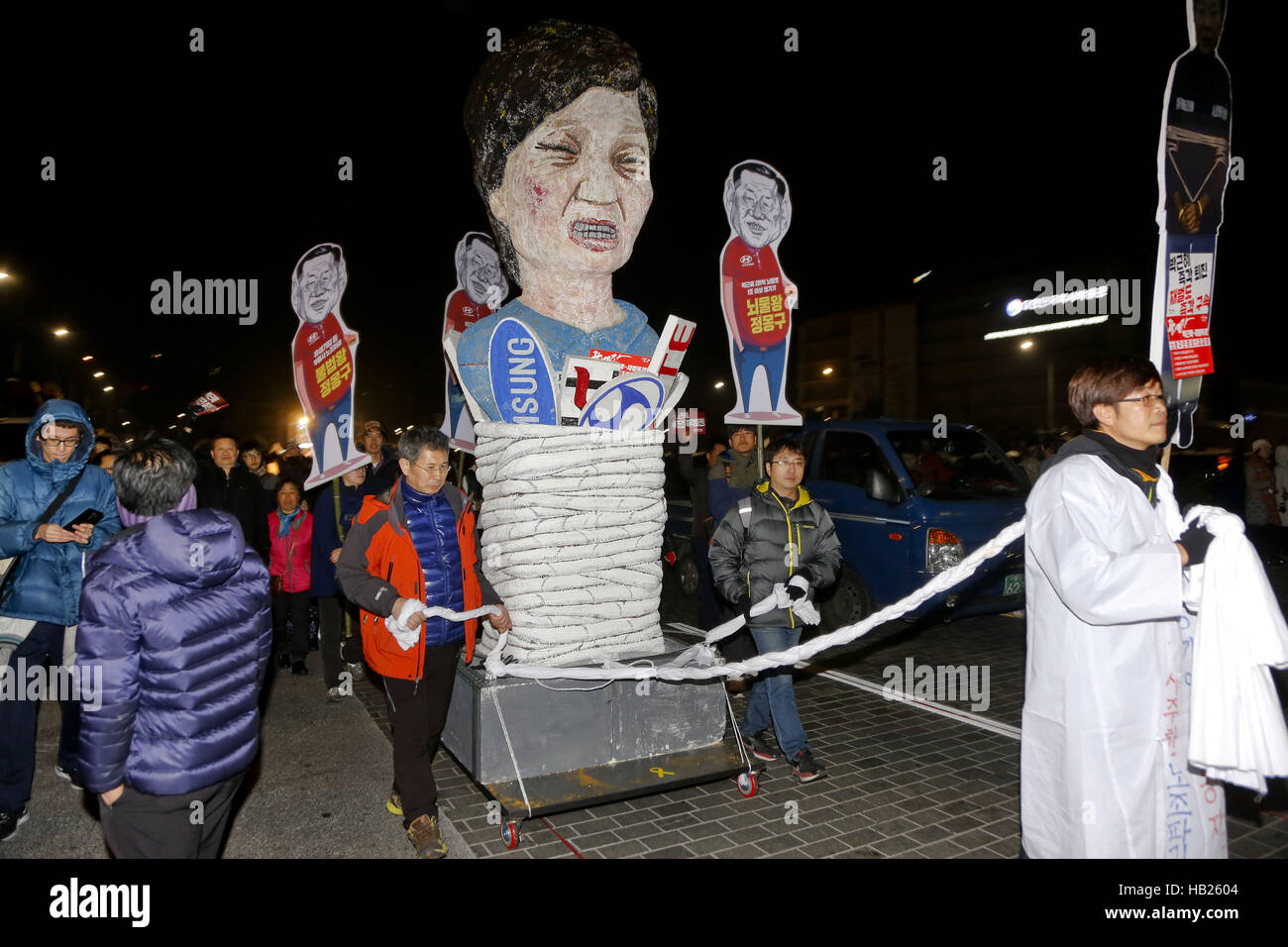 Séoul, Corée du Sud. 5 déc, 2016. Les Coréens du Sud mars avec le président de la maquette du parc pendant le rallye contre le président Park Geun-hye sur Gwanghwamoon street. © Min Won-Ki/ZUMA/Alamy Fil Live News Banque D'Images