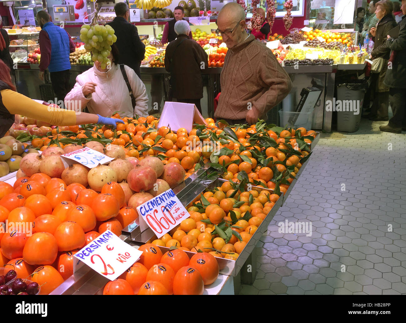 Valence, Espagne. 30Th Nov, 2016. Les oranges et autres fruits sont vendus  au marché central à Valence, Espagne, le 30 novembre 2016. Pendant le début  de la nouvelle saison, le prix de