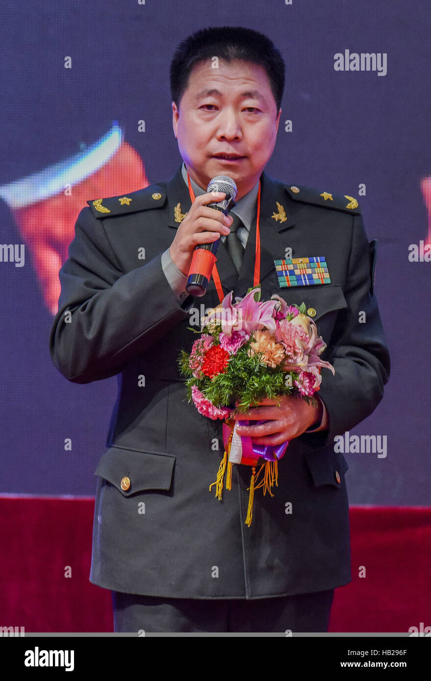 Nanning, Nanning, Chine. 2 Décembre, 2016. Nanning, CHINE 2 Décembre 2016 : (usage éditorial uniquement. Chine).Yang Liwei, le premier astronaute voyageant dans l'espace et la tête de poteau de la Chine espace bureau, assiste à la cérémonie de rétrocession de l'espace des lettres au cours de la Chine 2016 Exposition philatélique internationale asiatique à Nanning, capitale du sud-ouest de la Chine, région autonome Zhuang du Guangxi, le 2 décembre 2016. Pour célébrer l'amarrage de l'engin spatial non habité Shenzhou-8 avec module laboratoire spatial Tiangong-1, l'autorité post a ouvert la Chine Espace Post Office, une nouvelle succursale à l'extérieur du pays et Banque D'Images