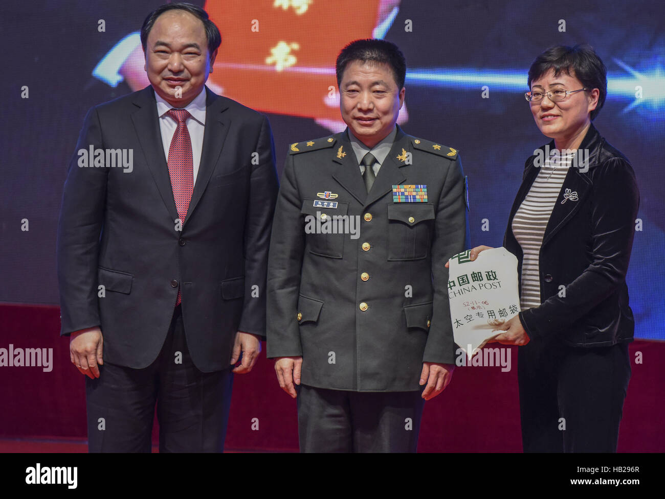 Nanning, Nanning, Chine. 2 Décembre, 2016. Nanning, CHINE 2 Décembre 2016 : (usage éditorial uniquement. Chine).Yang Liwei, le premier astronaute voyageant dans l'espace et la tête de poteau de la Chine espace bureau, assiste à la cérémonie de rétrocession de l'espace des lettres au cours de la Chine 2016 Exposition philatélique internationale asiatique à Nanning, capitale du sud-ouest de la Chine, région autonome Zhuang du Guangxi, le 2 décembre 2016. Pour célébrer l'amarrage de l'engin spatial non habité Shenzhou-8 avec module laboratoire spatial Tiangong-1, l'autorité post a ouvert la Chine Espace Post Office, une nouvelle succursale à l'extérieur du pays et Banque D'Images