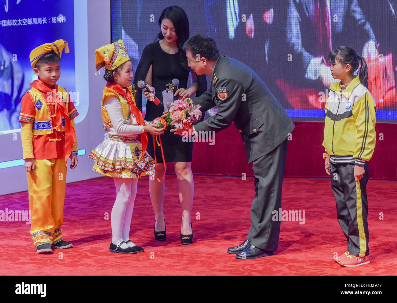 Nanning, Nanning, Chine. 2 Décembre, 2016. Nanning, CHINE 2 Décembre 2016 : (usage éditorial uniquement. Chine).Yang Liwei, le premier astronaute voyageant dans l'espace et la tête de poteau de la Chine espace bureau, assiste à la cérémonie de rétrocession de l'espace des lettres au cours de la Chine 2016 Exposition philatélique internationale asiatique à Nanning, capitale du sud-ouest de la Chine, région autonome Zhuang du Guangxi, le 2 décembre 2016. Pour célébrer l'amarrage de l'engin spatial non habité Shenzhou-8 avec module laboratoire spatial Tiangong-1, l'autorité post a ouvert la Chine Espace Post Office, une nouvelle succursale à l'extérieur du pays et Banque D'Images