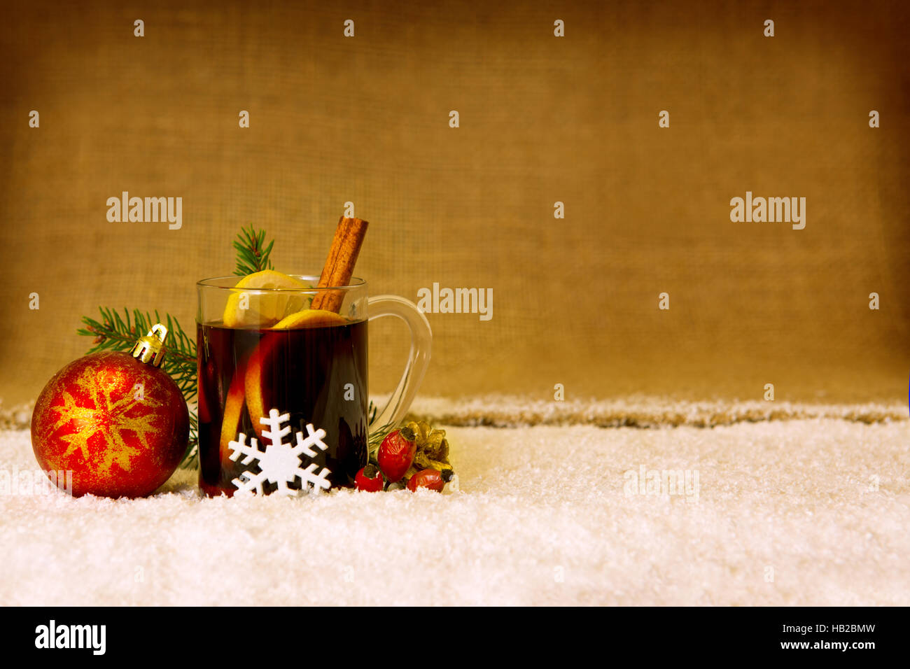 Vin chaud de Noël et une boule rouge. Banque D'Images