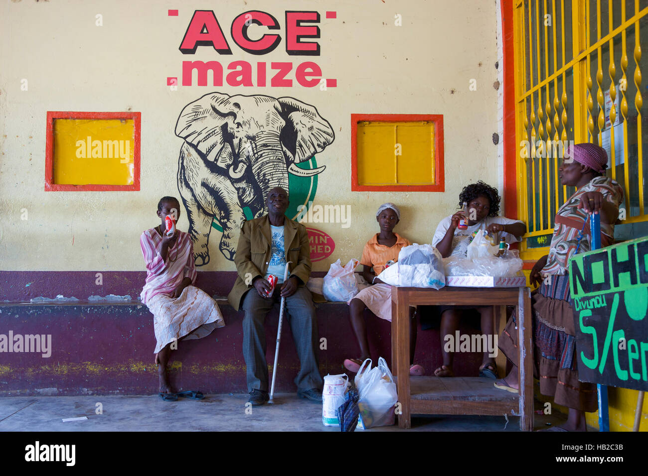 Les personnes prenant de l'Afrique noire reste à l'intérieur de bus en Namibie Banque D'Images