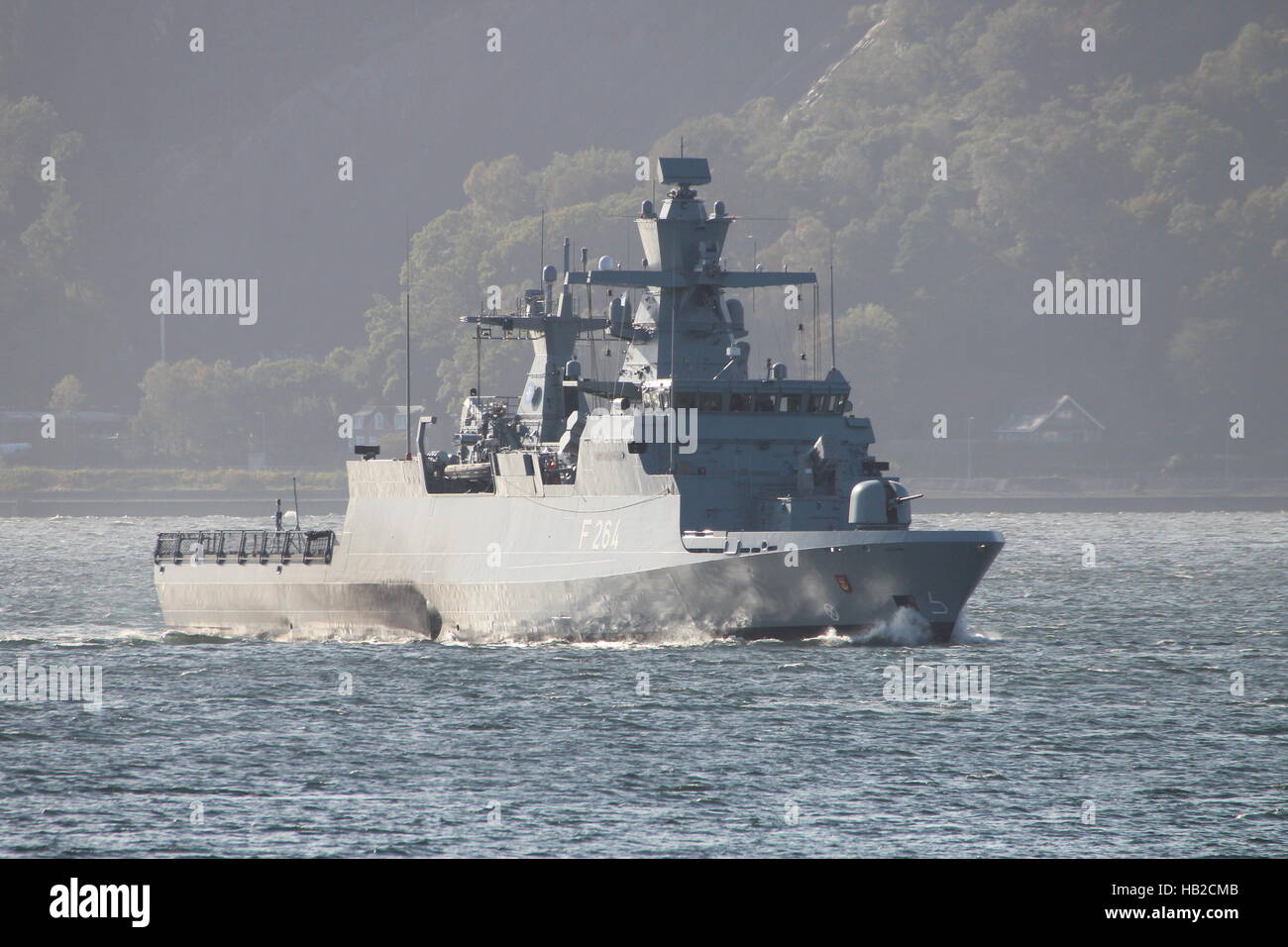 Le FGS Ludwigshafen am Rhein (F264), une corvette de classe Braunschweig de la marine allemande, arrivant pour l'exercice Joint Warrior 16-2. Banque D'Images