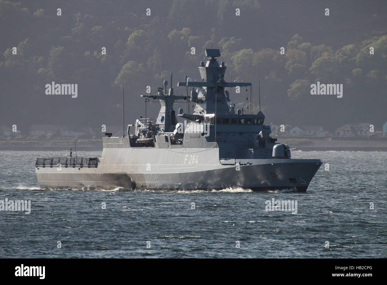 Le FGS Ludwigshafen am Rhein (F264), une corvette de classe Braunschweig de la marine allemande, arrivant pour l'exercice Joint Warrior 16-2. Banque D'Images