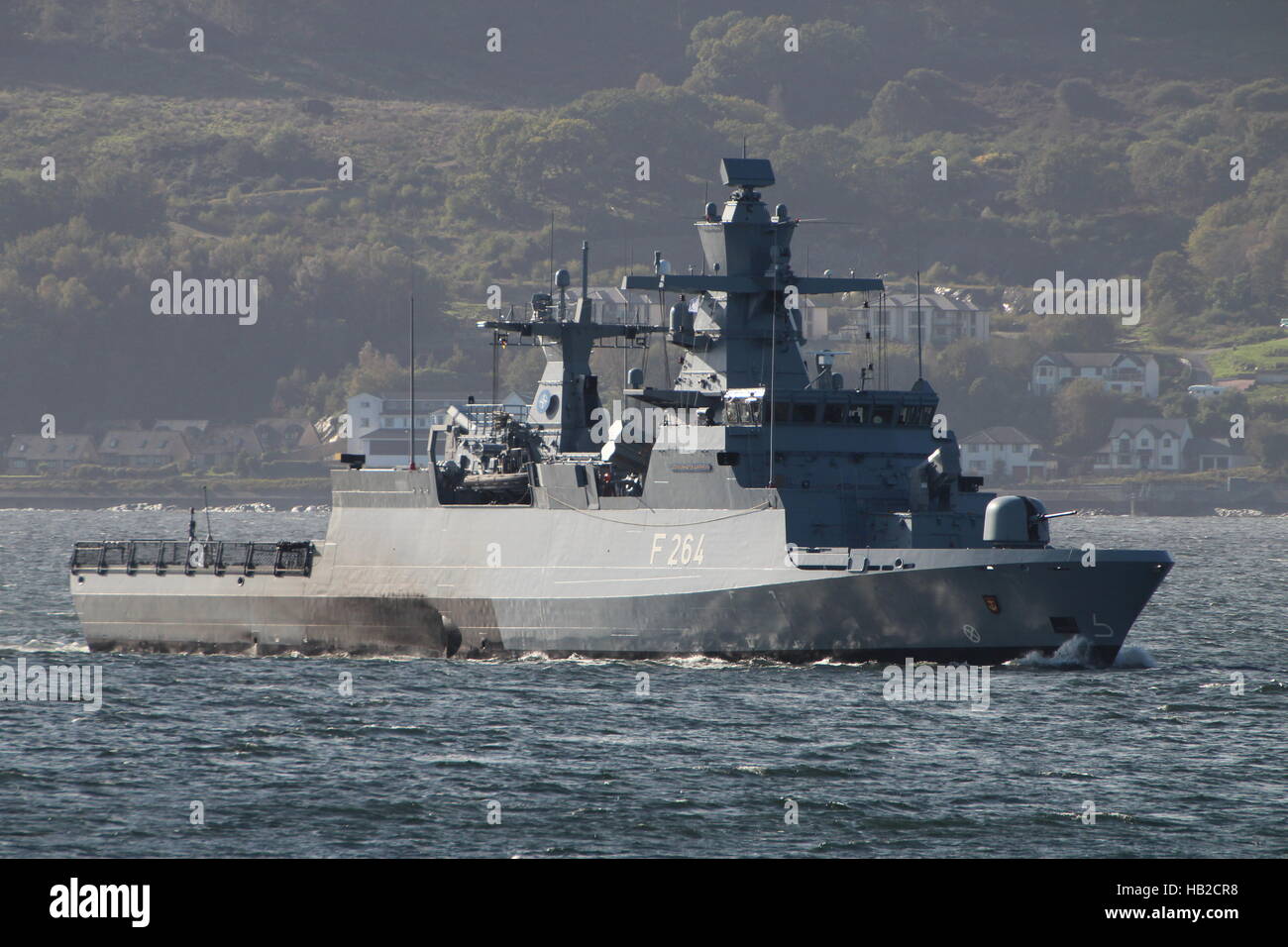 Le FGS Ludwigshafen am Rhein (F264), une corvette de classe Braunschweig de la marine allemande, arrivant pour l'exercice Joint Warrior 16-2. Banque D'Images