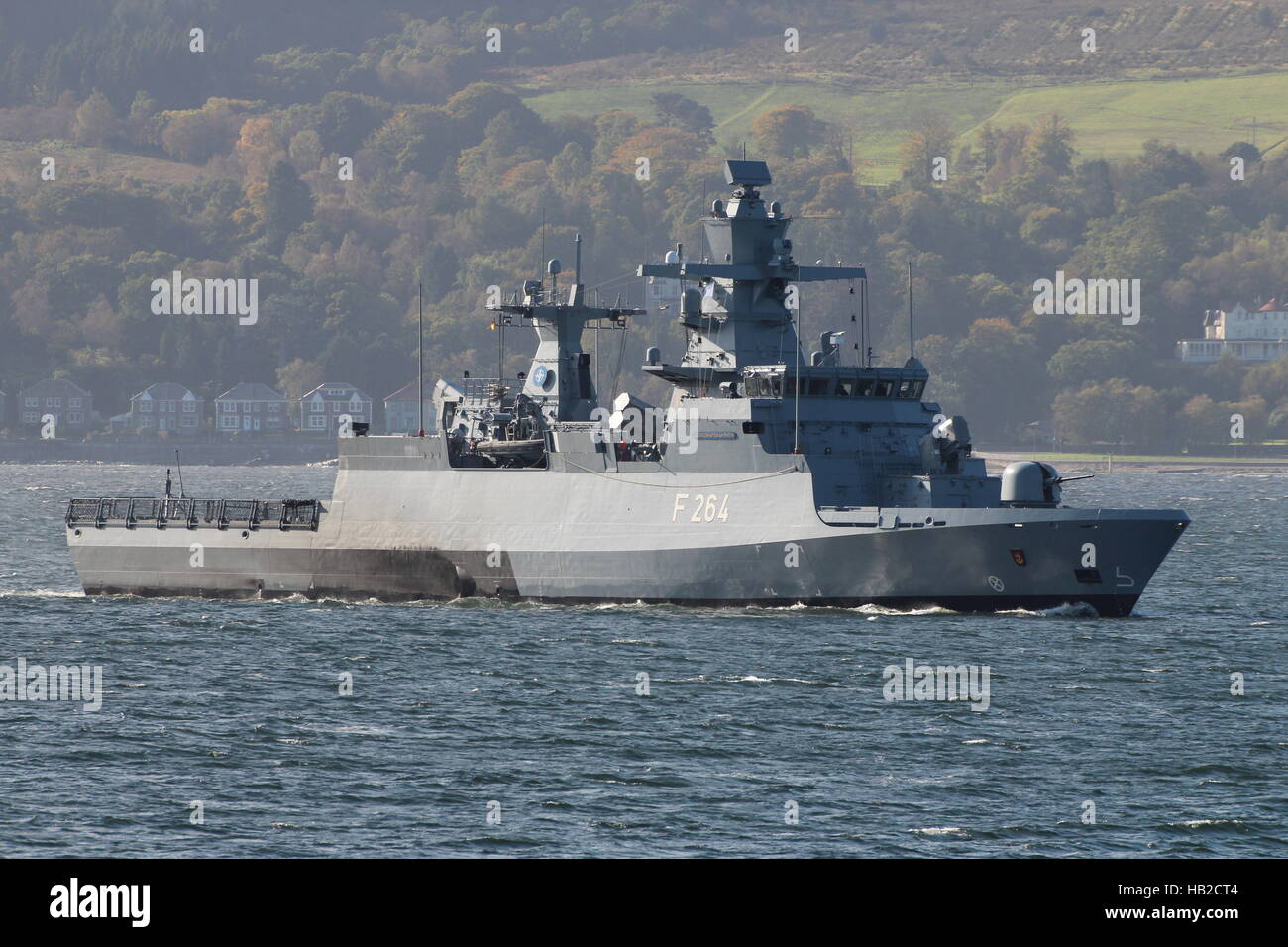 Le FGS Ludwigshafen am Rhein (F264), une corvette de classe Braunschweig de la marine allemande, arrivant pour l'exercice Joint Warrior 16-2. Banque D'Images