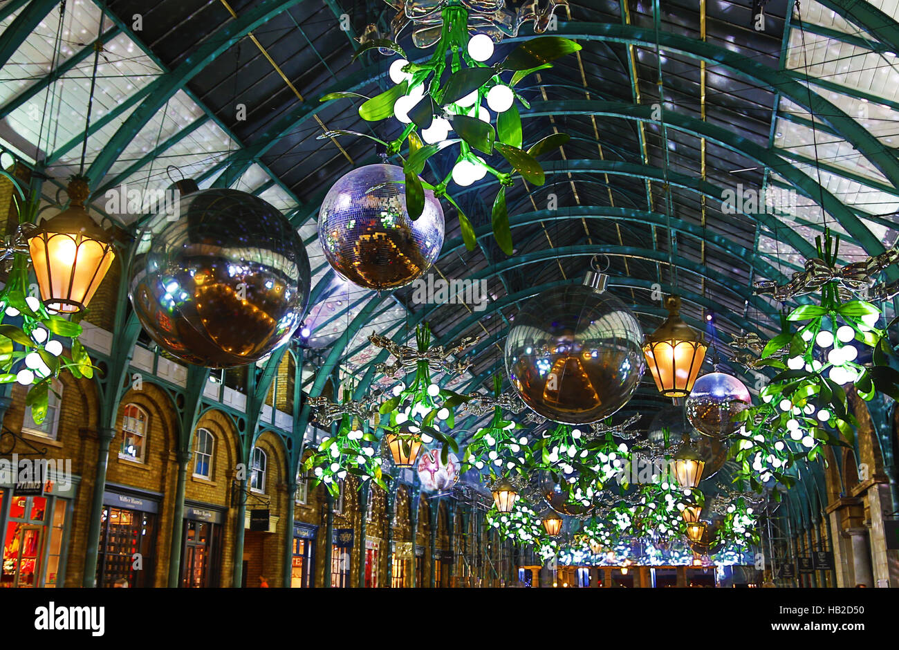 Covent Garden décorations de Noël et des lumières en forme de gui à Londres Banque D'Images