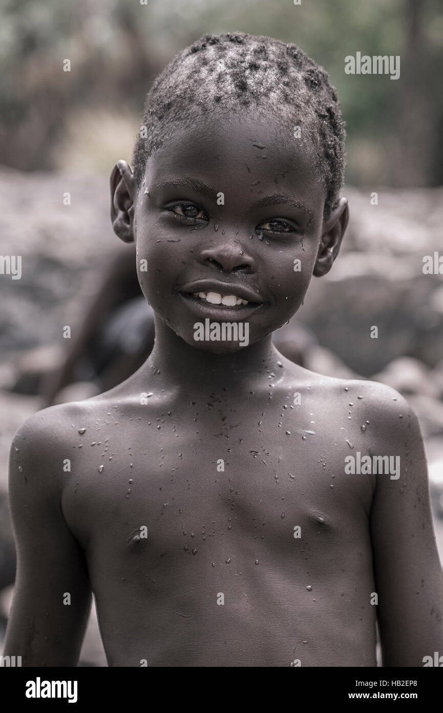 EPUPA FALLS, NAMIBIE, JANVIER 7: Portrait d'un jeune enfant africain des Himba regardant la caméra. Banque D'Images