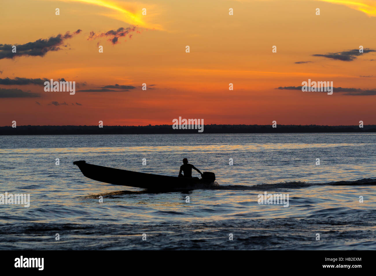 Coucher du soleil et silhouette sur le bateau croisière sur le fleuve Amazone, Brésil Banque D'Images