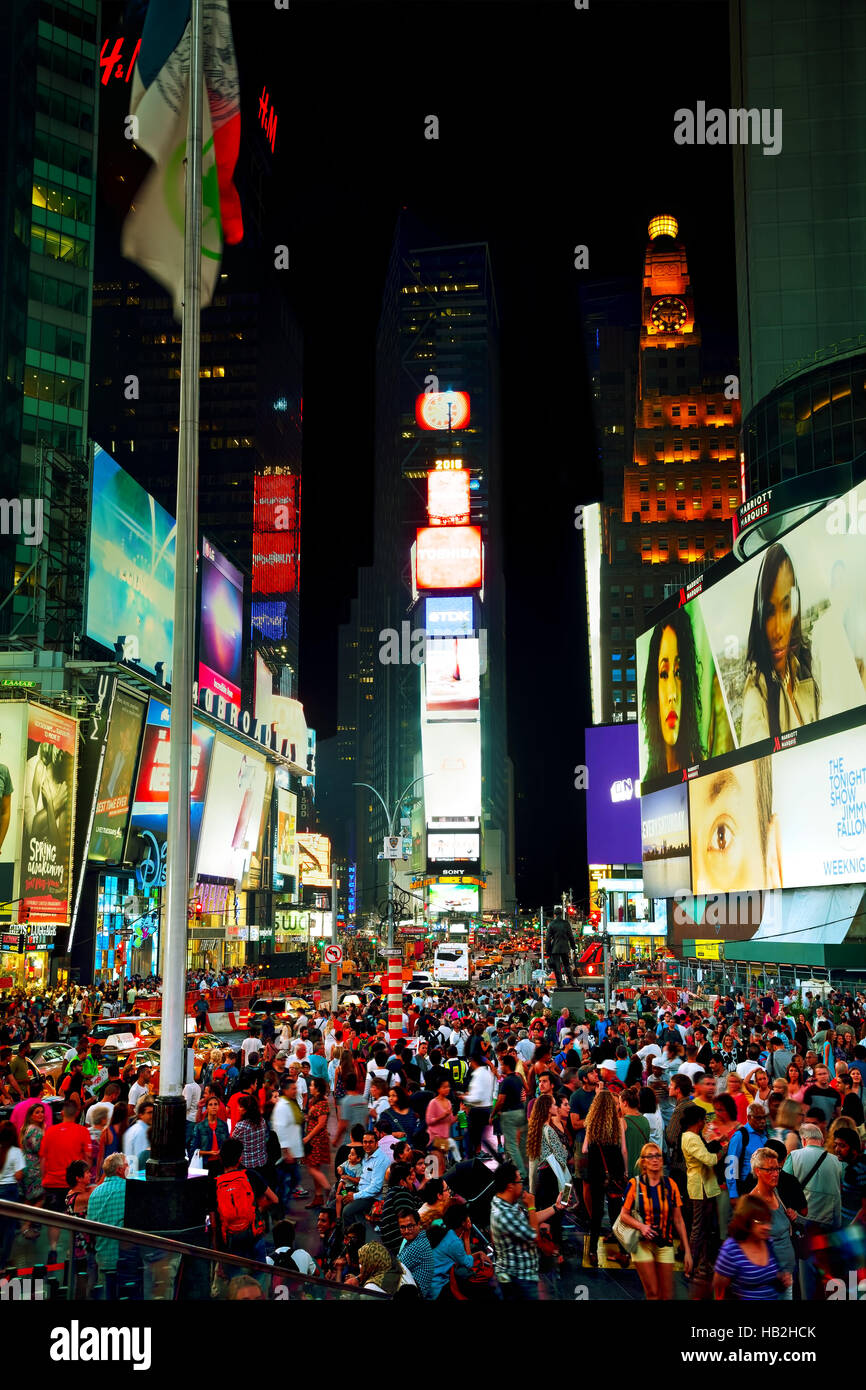 Times Square avec les gens dans la nuit Banque D'Images