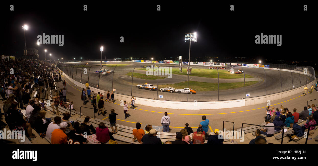 Aux participants d'une course automobile voiture à nuit à Salt Lake City Banque D'Images