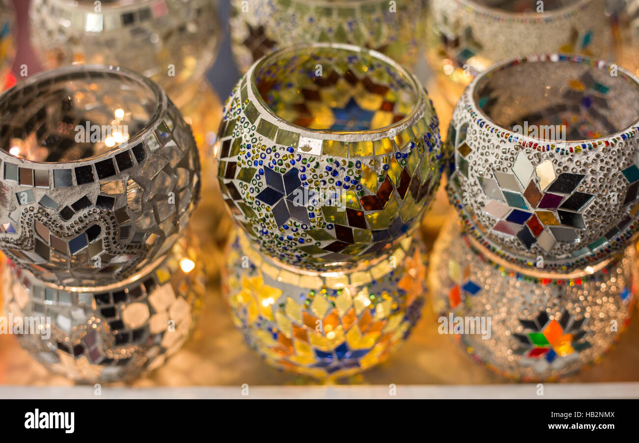 Mosaïque fait main chandeliers en verre vendu à la Turquie, Istanbul, Grand Bazar. Banque D'Images