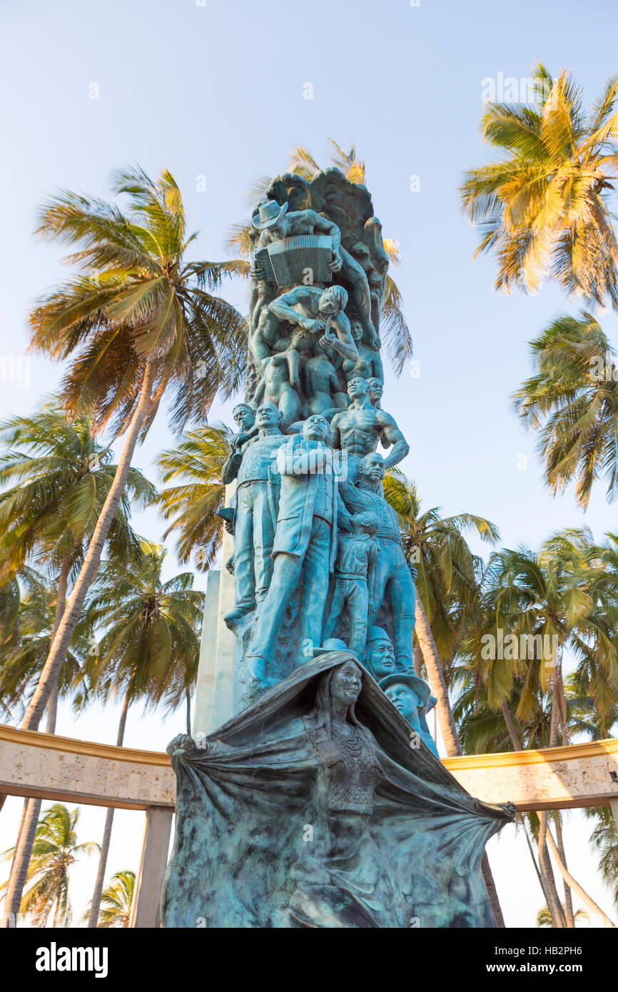 Sculpture en pierre faite par un artiste inconnu à Riohacha avec ciel bleu, La Guajira Colombie 2014. Banque D'Images