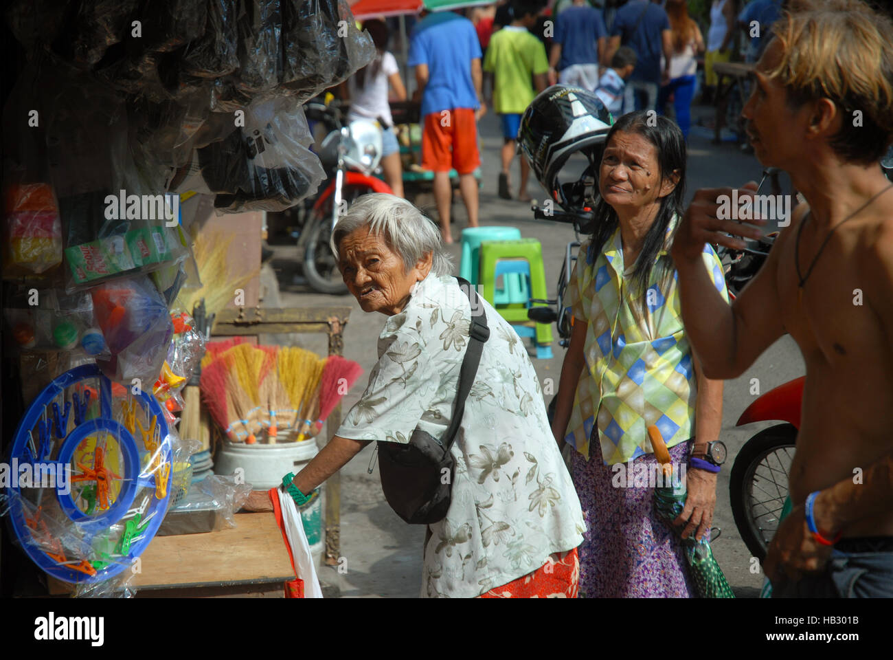 Vieille Femme au marché situé au centre-ville de Cebu City près de la Centre Ayala, Cebu, Philippines. Banque D'Images