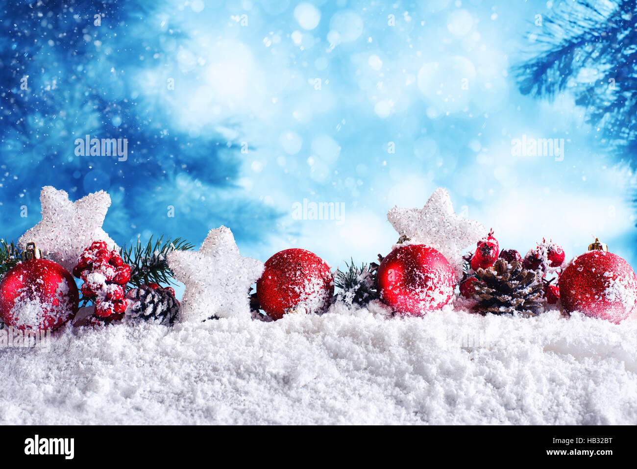 Boules de Noël rouge avec des étoiles et de guirlandes Banque D'Images