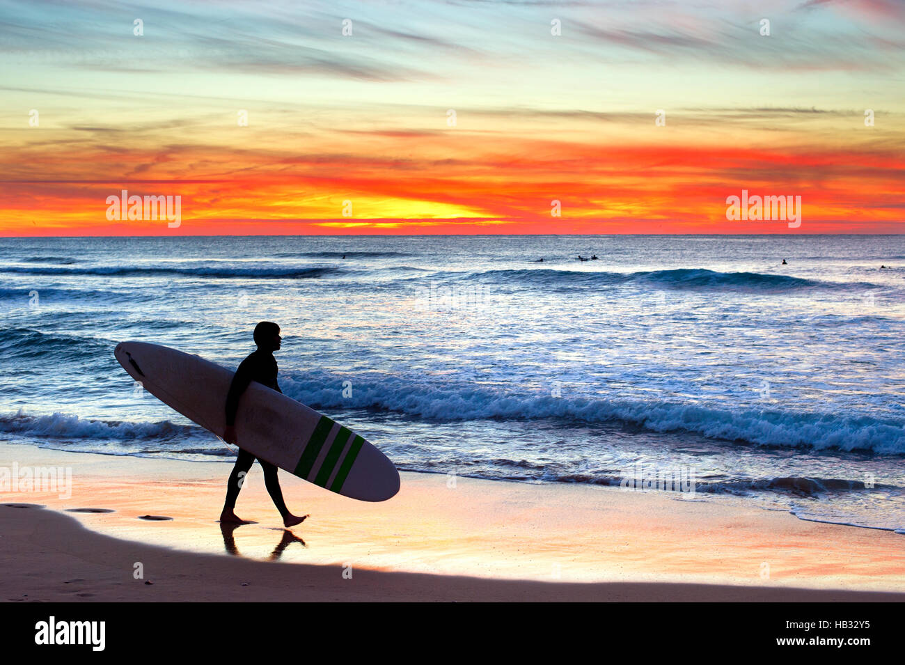 Silhouette d'un surfeur Banque D'Images