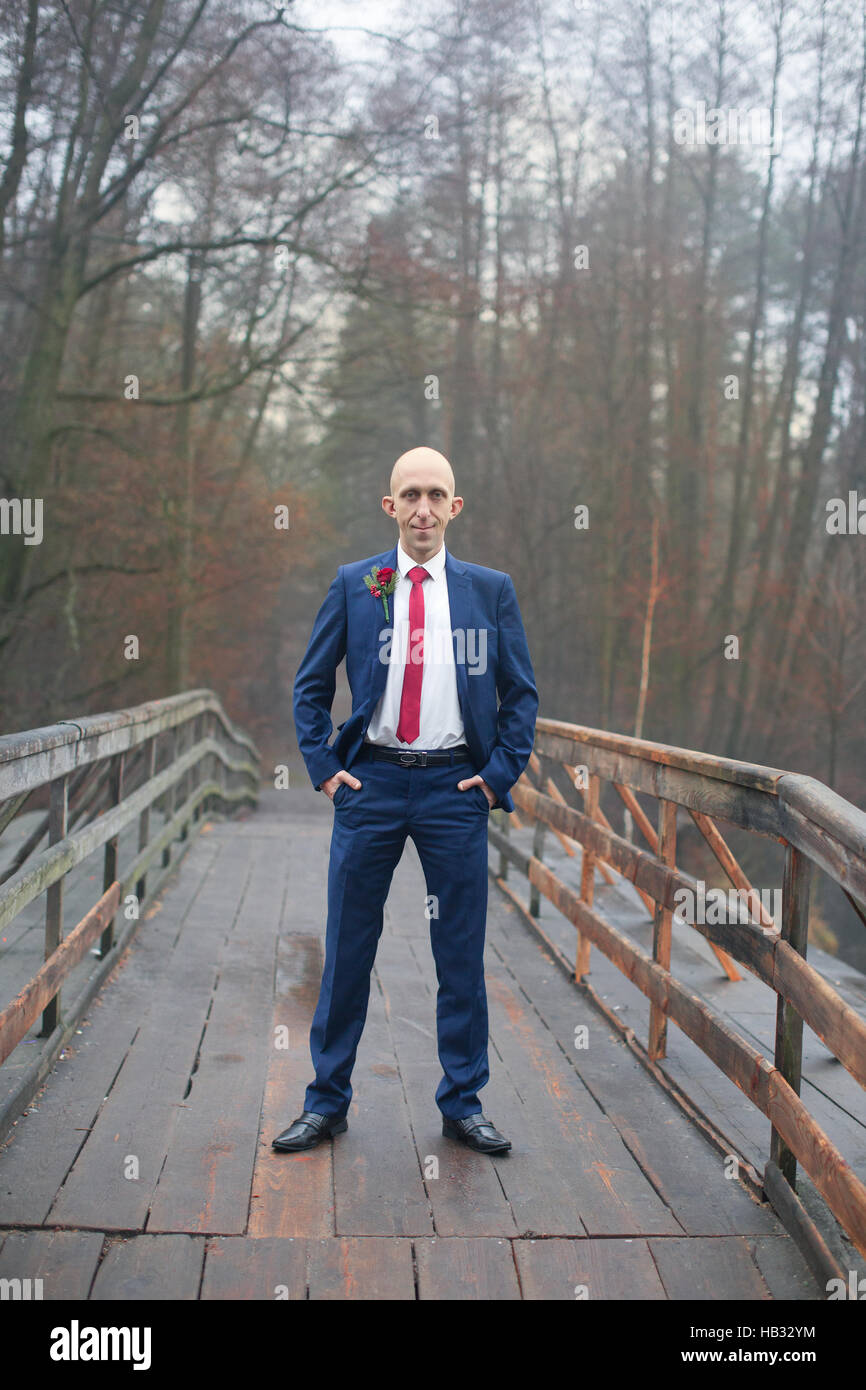 Funny groom chauve dans un costume bleu Banque D'Images