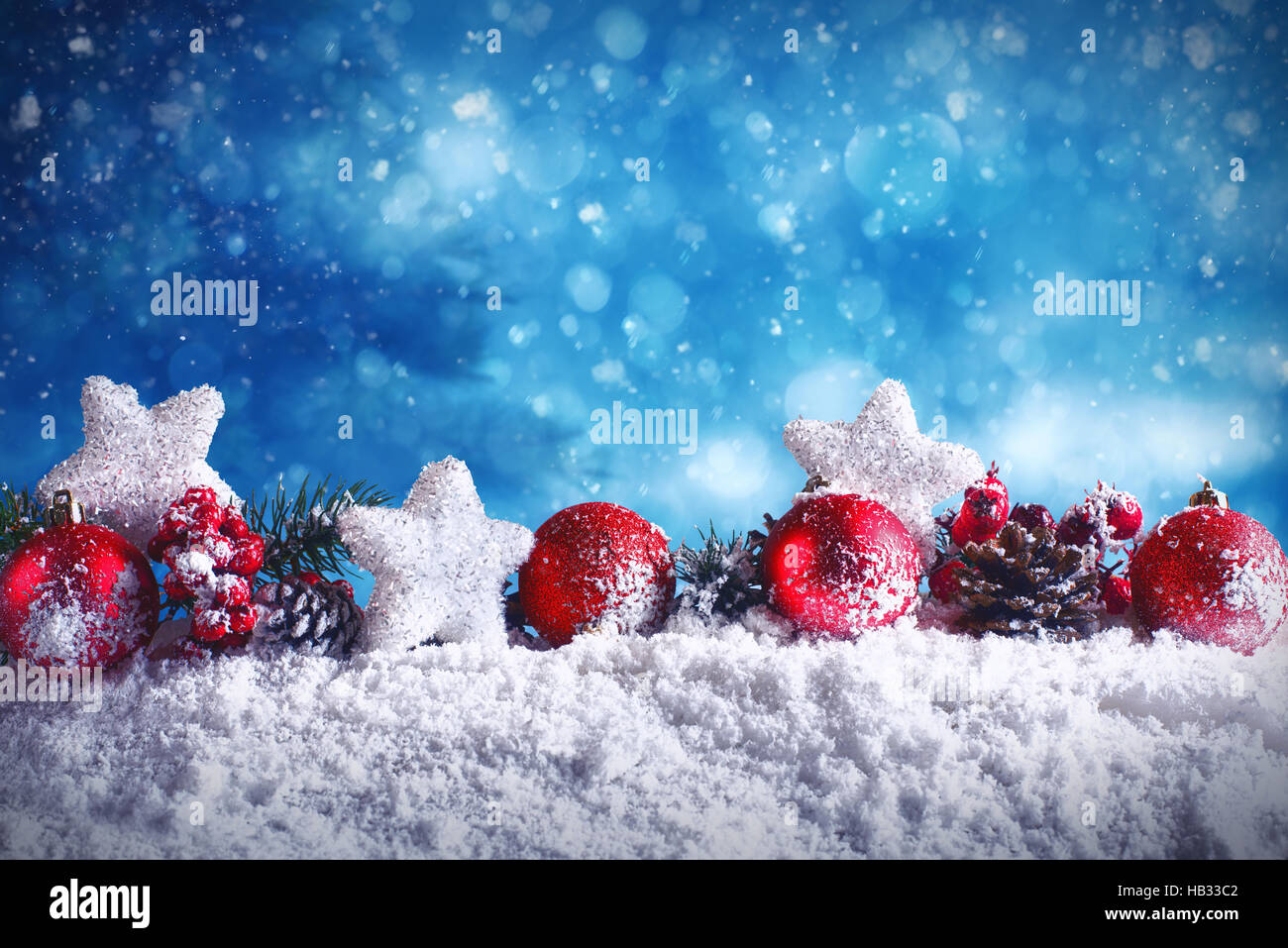 Boules de Noël rouge avec des étoiles et de guirlandes Banque D'Images