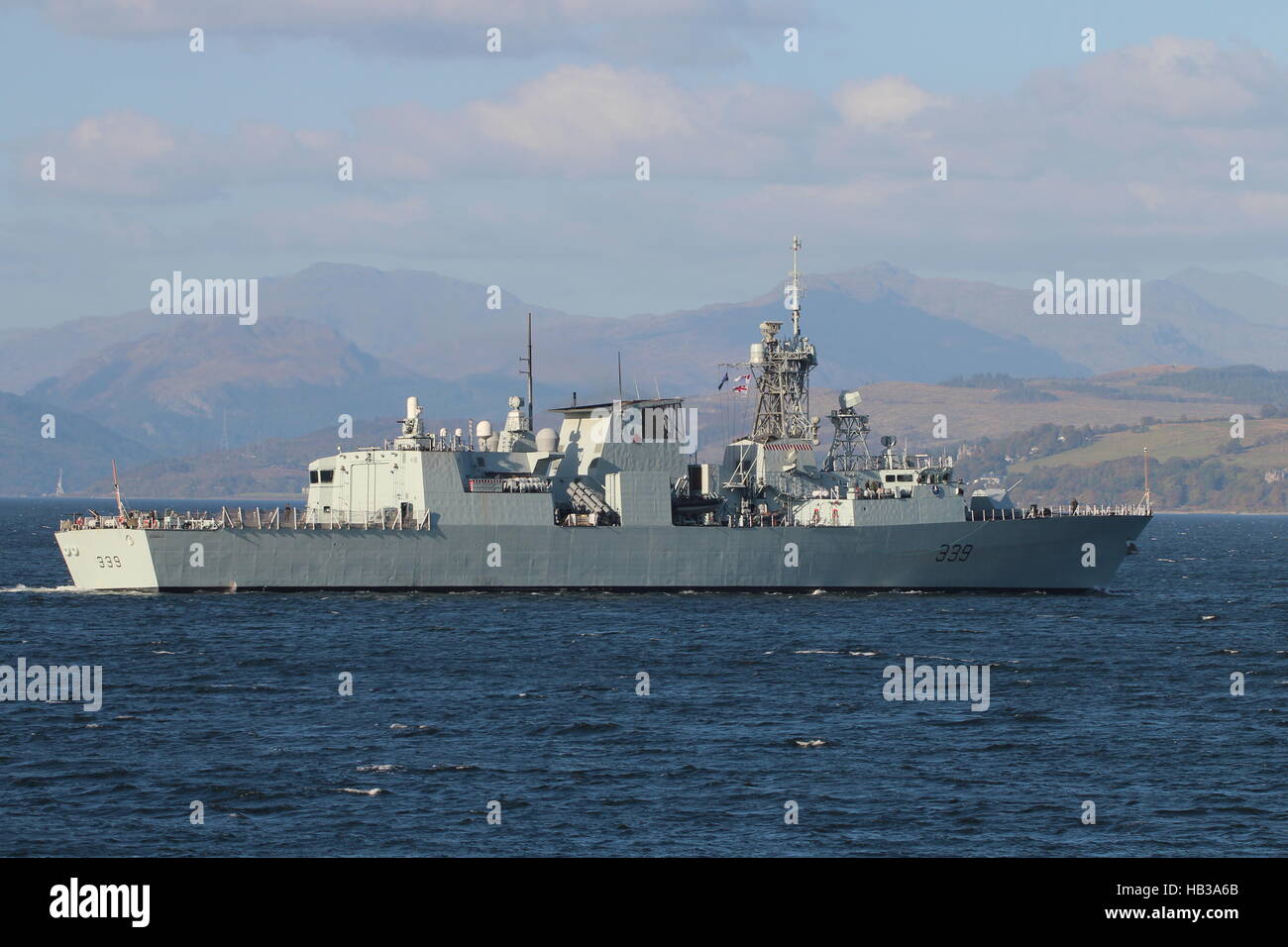 Le NCSM Charlottetown (FFH-339), une frégate de classe Halifax de la Marine royale du Canada, arrive pour l'exercice Joint Warrior 16-2. Banque D'Images