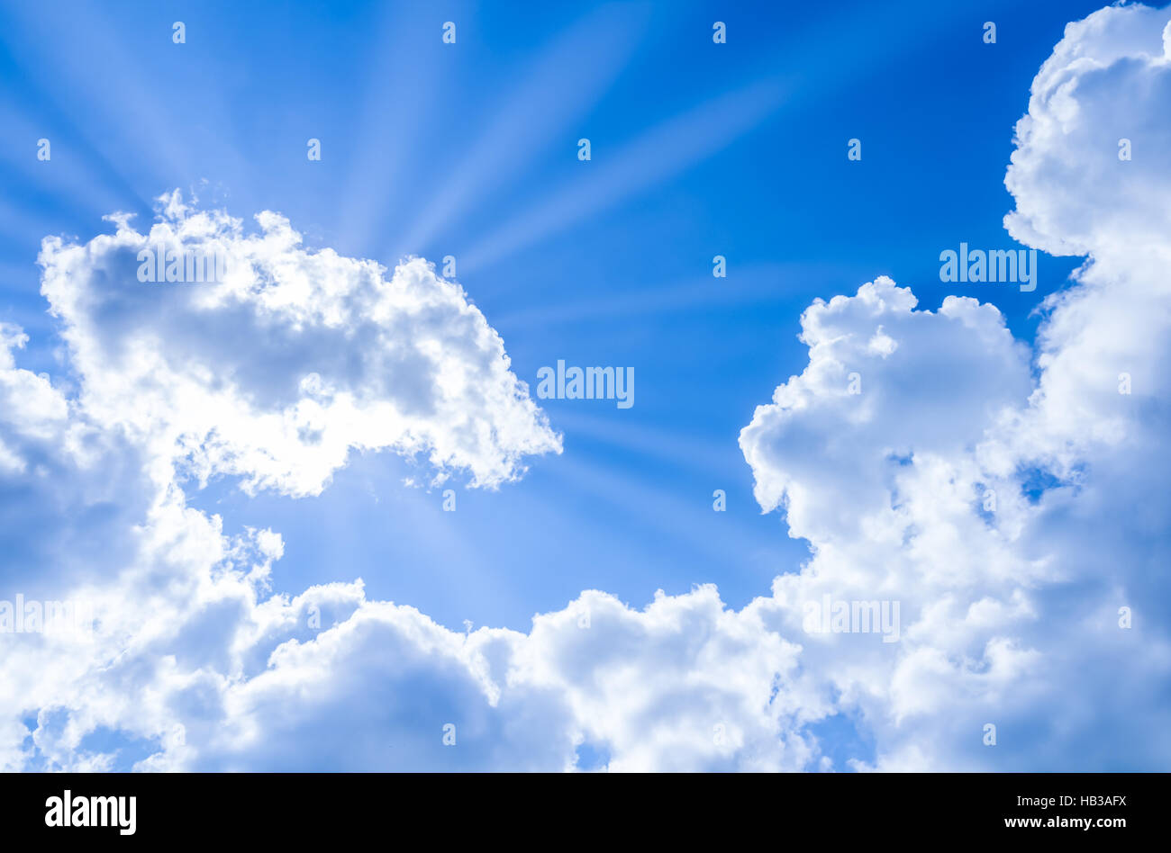 Rayons du soleil traversant les nuages Banque de photographies et d ...