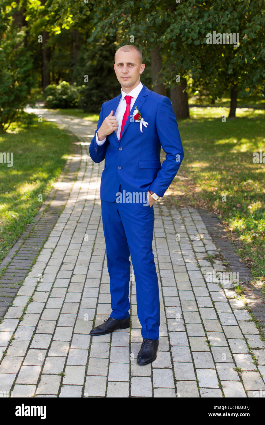 Groom dans un costume bleu debout dans l'allée Banque D'Images