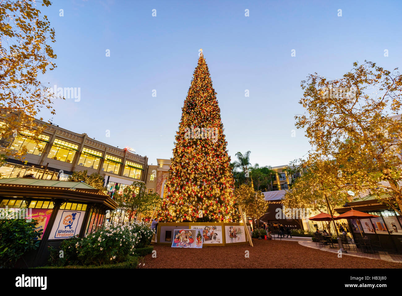 DEC 2, Laval : arbre de Noël et les lumières à la Chrismtas shopping mall on DEC 2, 2016, à Glendale Banque D'Images