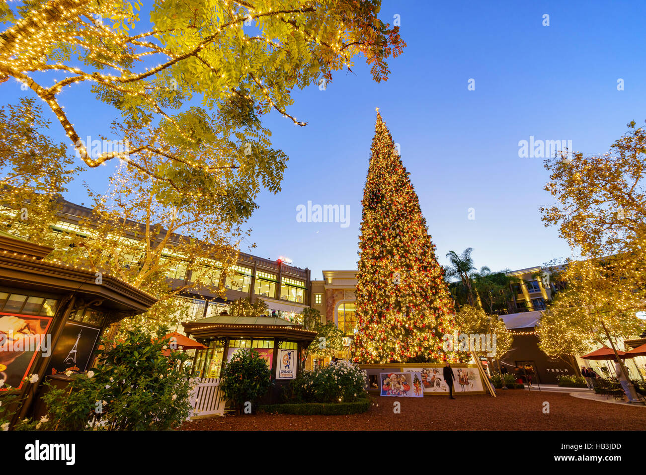 DEC 2, Laval : arbre de Noël et les lumières à la Chrismtas shopping mall on DEC 2, 2016, à Glendale Banque D'Images