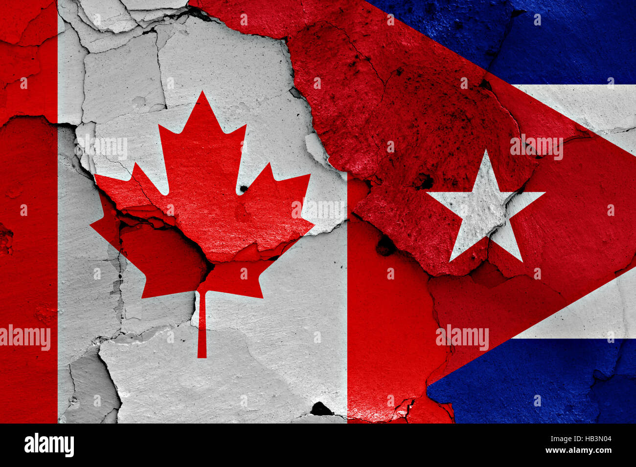 Drapeaux du Canada et Cuba peint sur mur fissuré Banque D'Images