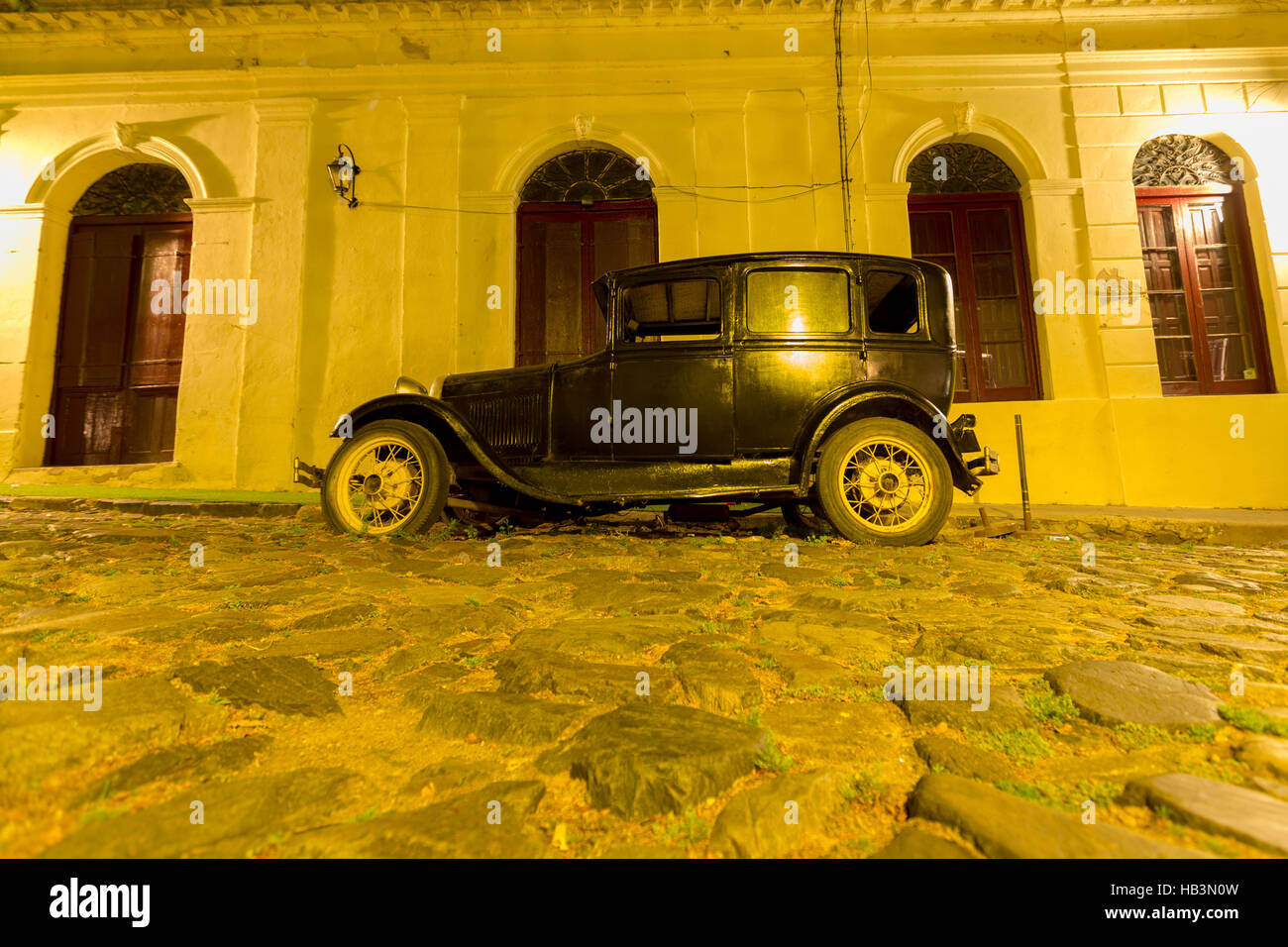 Photo de nuit vintage car dans la rue la nuit. Quartier historique de Colonia, ville du patrimoine mondial de l'UNESCO. L'Uruguay 2014 Banque D'Images