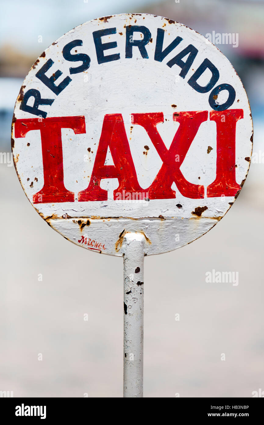 Rusty metal urbain signe à Colonia del Sacramento dire Taxi Parking uniquement avec arrière-plan flou, l'Uruguay Banque D'Images