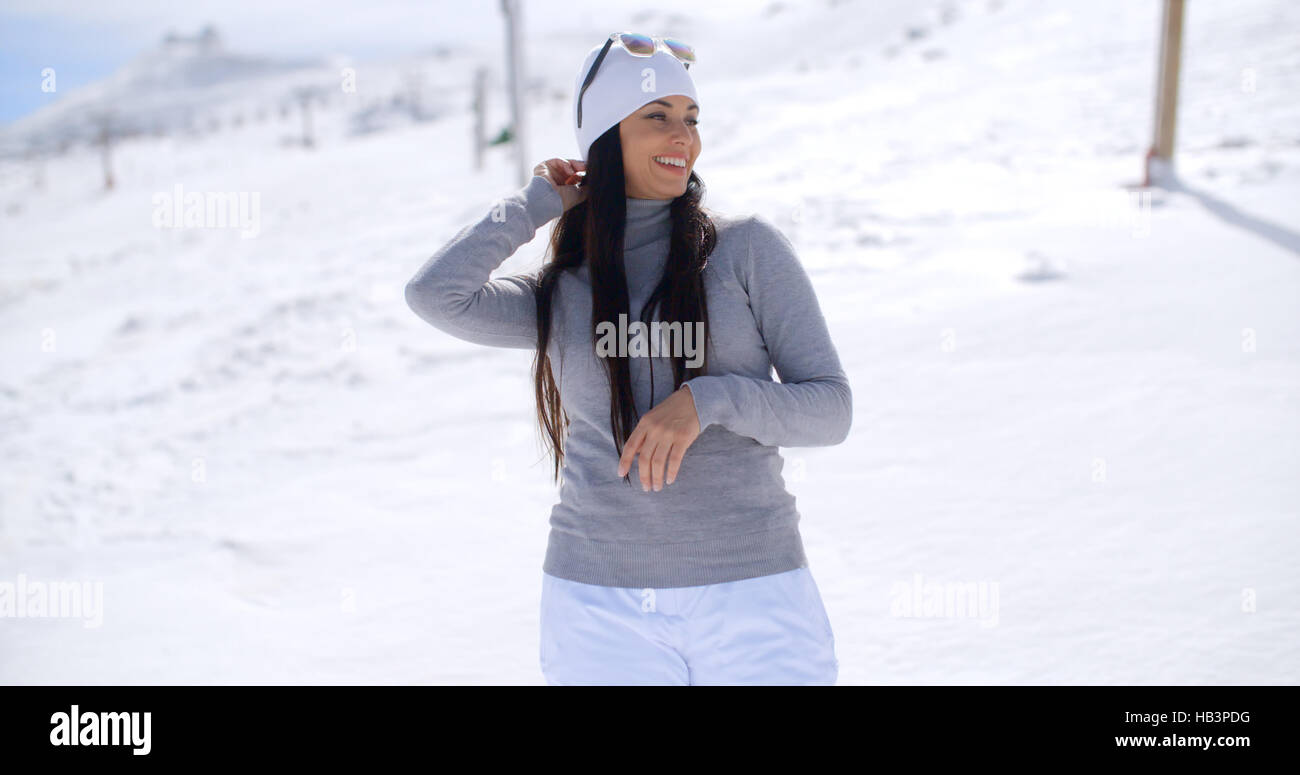 Belle femme en riant sur la pente de ski Banque D'Images