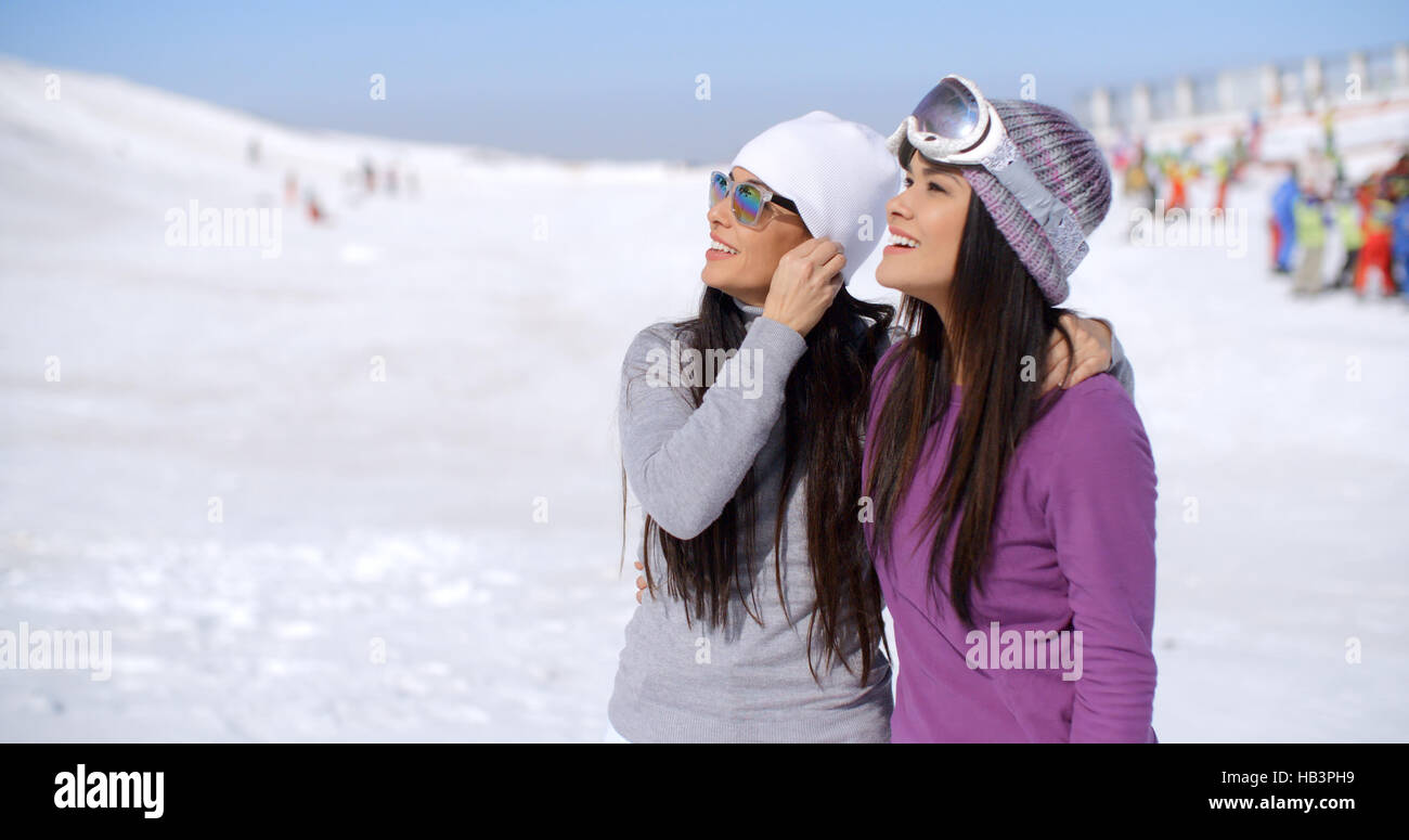 Jeune femme riant sur vacances hiver Banque D'Images