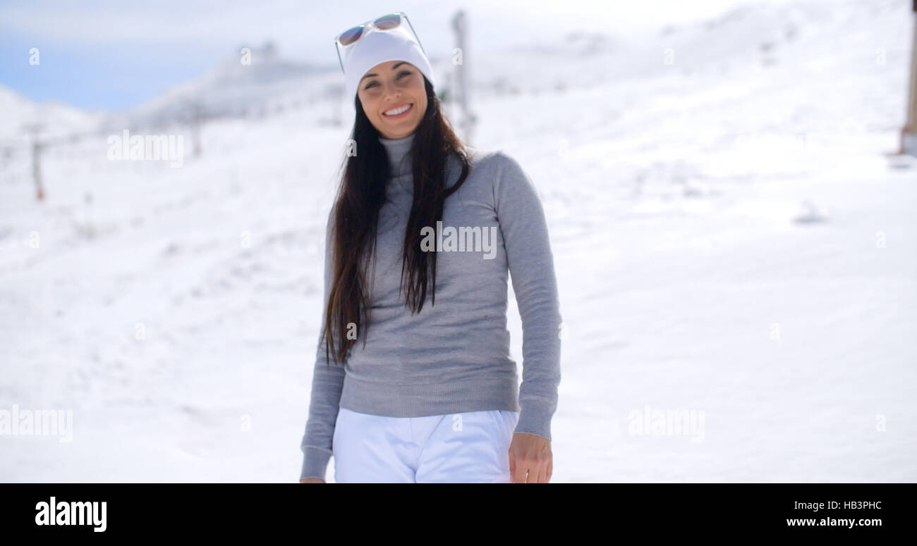 Belle femme en riant sur la pente de ski Banque D'Images