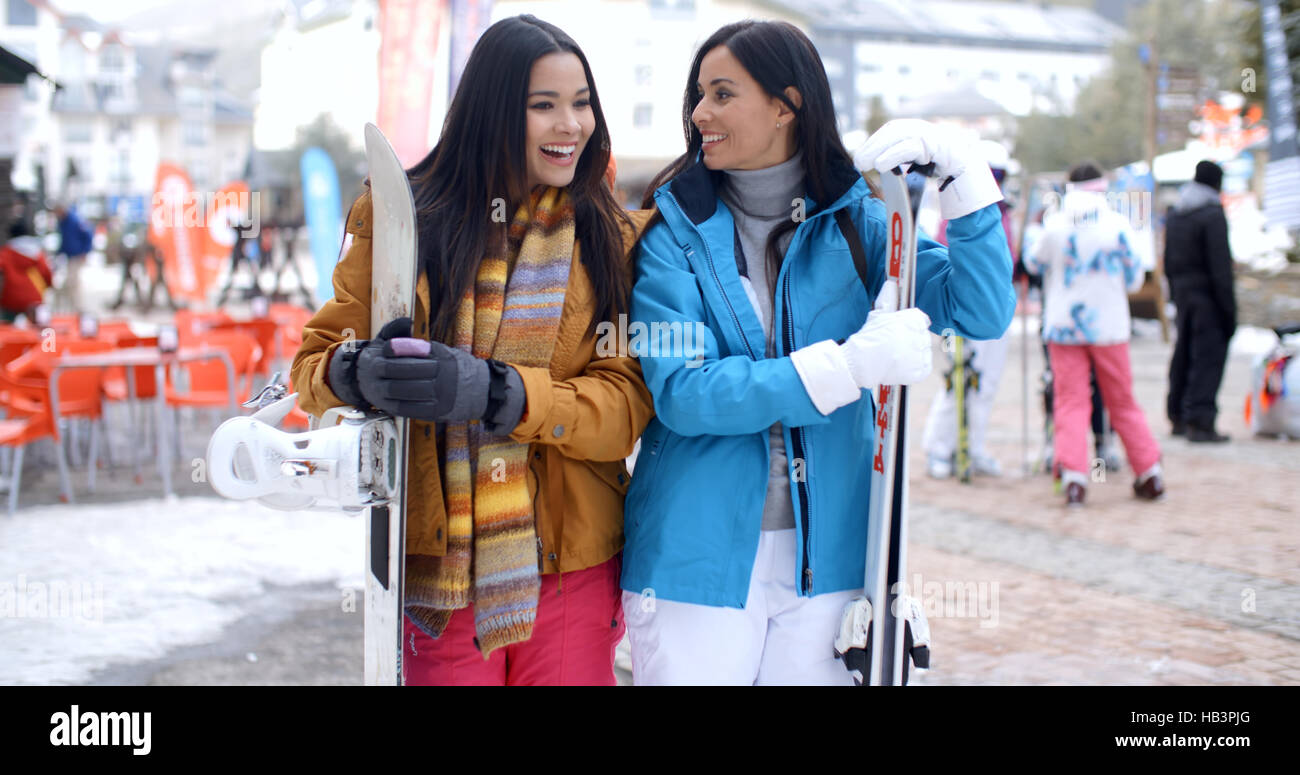 Happy female friends at a l'hiver ski resort Banque D'Images