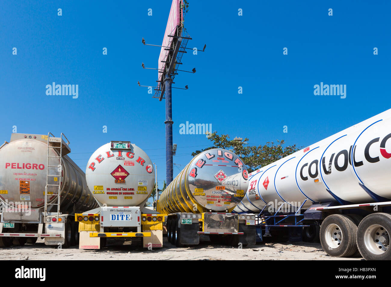 Gros camions-citernes de gaz combustible stationné sur la route Banque D'Images