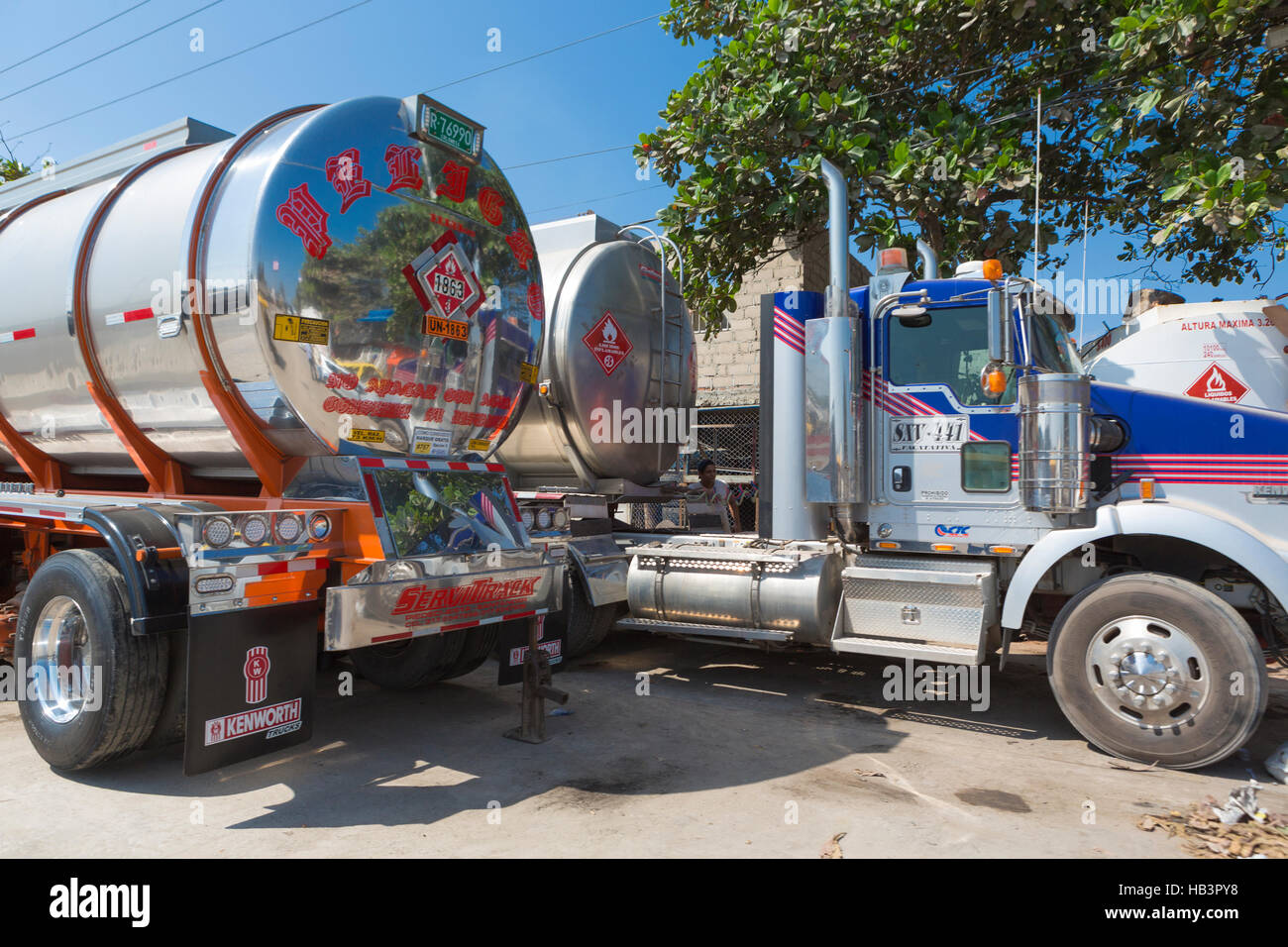 Gros camions-citernes de gaz combustible stationné sur la route Banque D'Images